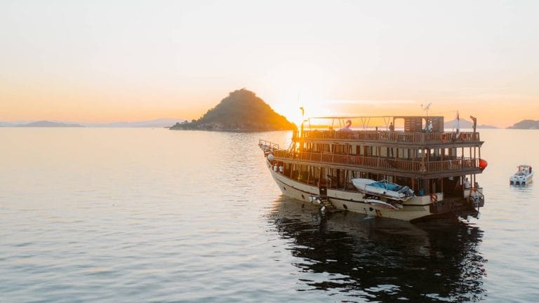 Labuan Bajo Phinisi Boat Charter