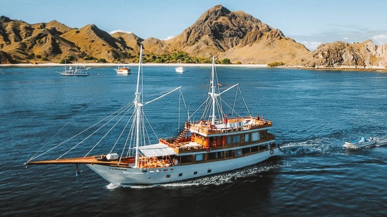 Yumana Phinisi Boat Charter Labuan Bajo