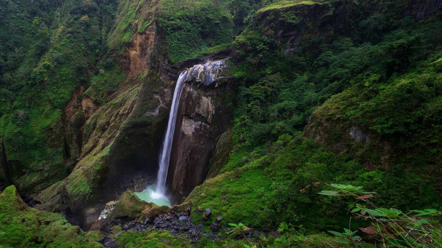 Air terjun di jalur pendakian Rinjani via Torean