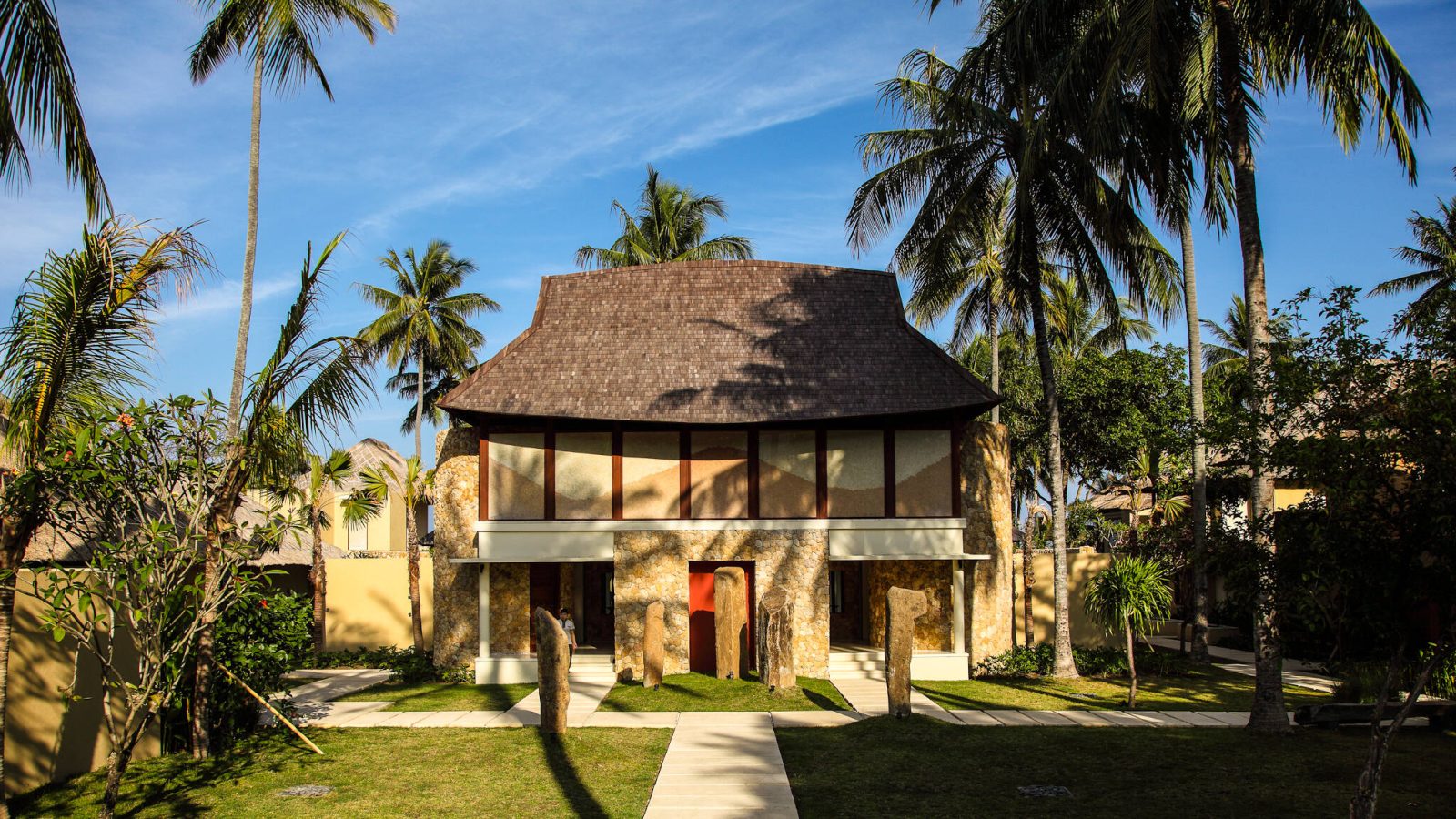 Bangunan dan taman tropis Qunci Villas di Lombok