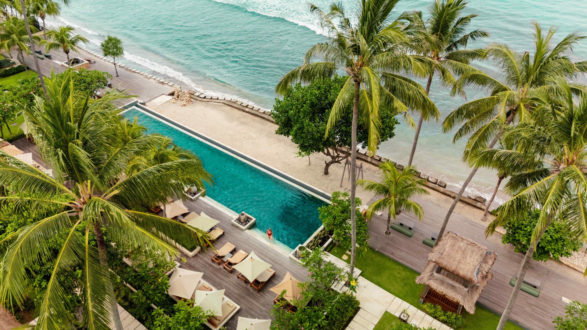 Kolam renang Qunci Villas di tepi pantai